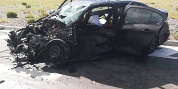 Así quedó el Fiat Cronos tras el choque frontal en la ruta 40 y 144.