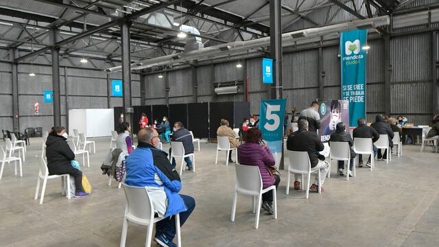Mendoza 15 de junio de 2021 Sociedad
Vacunación en La nave Cultural.
Continuaba esta jornada la vacunación contra el Covid 19 o Coronavirus y con la Antigripal
contra
Las vacunas AstraZeneca y Sputnik V se colocaron a mayores de 45 años
Foto: Orlando Pelichotti / Los Andes
