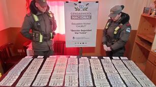 Un hombre llevaba miles de dólares en el vehículo.