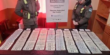 Un hombre llevaba miles de dólares en el vehículo.