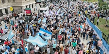 La concentración a favor de la Corte Suprema es en el Palacio de Tribunales.