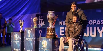 Aficionados de toda la provincia y la región tuvieron la oportunidad de apreciar en persona las Copas obtenidas entre 2021 y 2022 por la Selección Argentina de Fútbol.