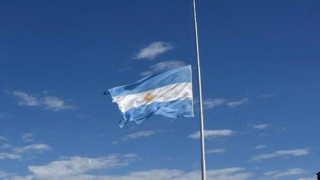 Banderas a media asta. (Archivo/Télam).