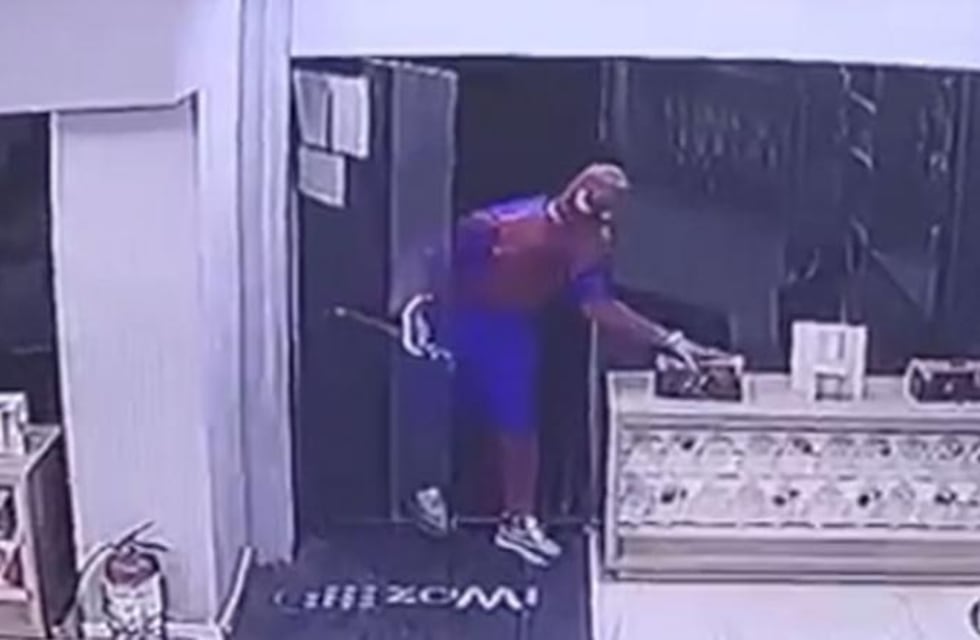 “Hasta Spiderman anda robando”: un disfrazado robó en un local de Córdoba