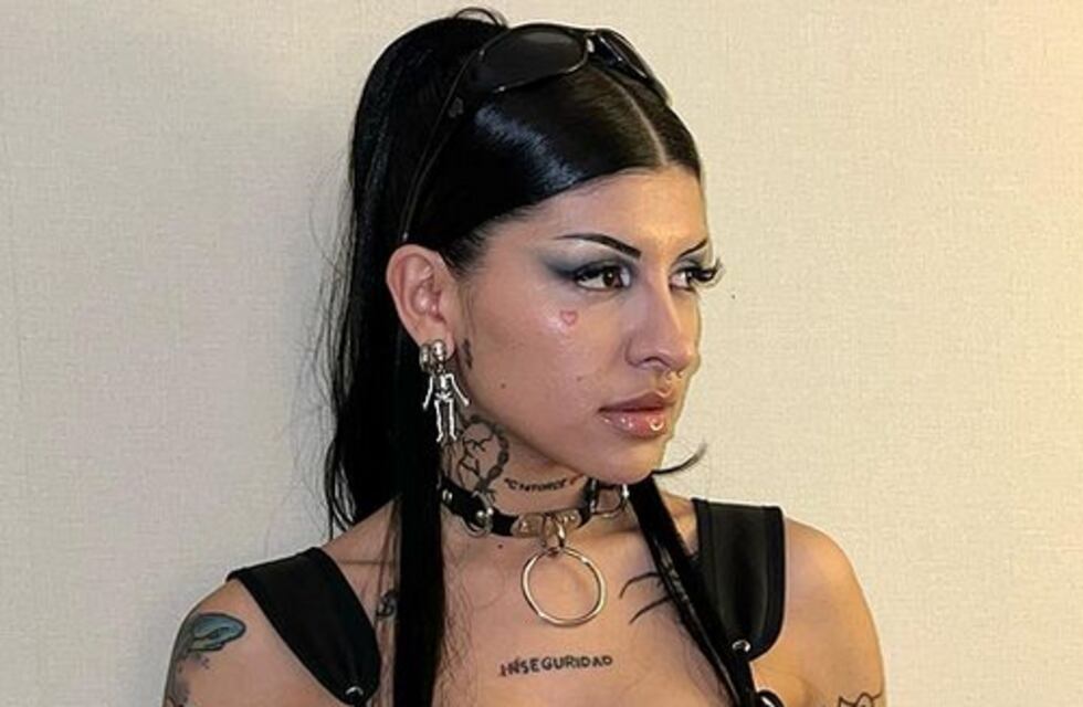 El look total white de Cazzu que conquistó Instagram: minifalda, top y medias de red