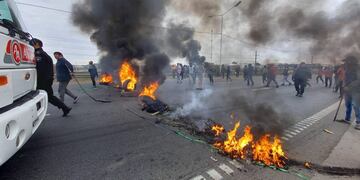 El paso vehicular quedó cerrado pasadas las 10 de la mañana a la altura de Doctor Maradona.