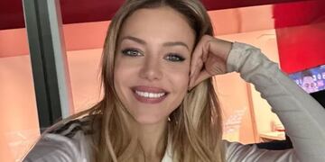 Top underboob y pollera: Evangelina Anderson deslumbró con un look total red