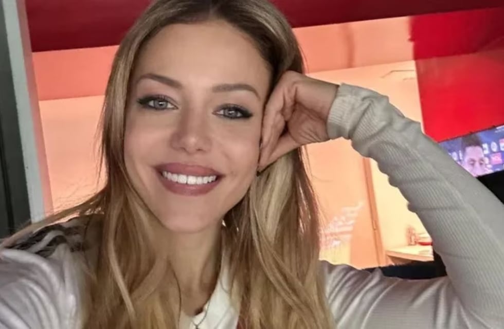 Top underboob y pollera: Evangelina Anderson deslumbró con un look total red
