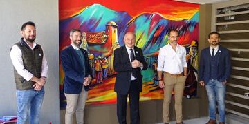 Un imponente mural, de colores vibrantes y con la firma de Ariel Cortez, recibe a los visitantes en el ingreso a Torre Murguía.