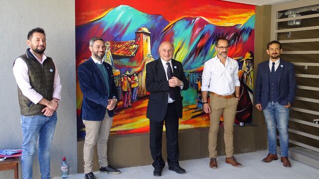 Un imponente mural, de colores vibrantes y con la firma de Ariel Cortez, recibe a los visitantes en el ingreso a Torre Murguía.