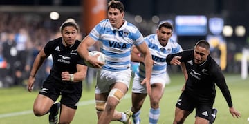 El mendocino Juan Martín González (Marista RC), marcando uno de los tries de Los Pumas ante los All Blacks.