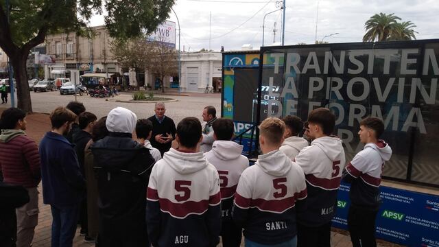 Estudiantes secundarios fueron a manejar al simulador