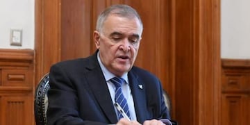 El decreto firmado por el gobernador investiga 956 casos.