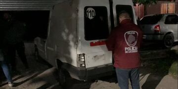 El momento del allanamiento a la camioneta Fiat Fiorino que fue identificada trasladando los carteles contra Cristina Kirchner.