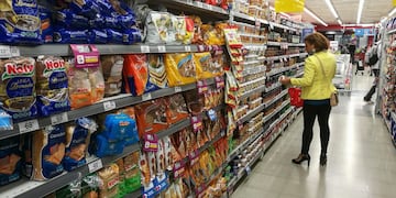 Una mujer destrozó un mercado en Rosario porque el volumen de la música estaba fuerte.