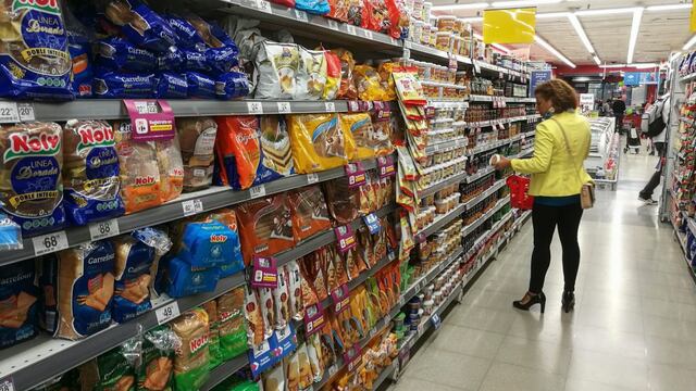 Una mujer destrozó un mercado en Rosario porque el volumen de la música estaba fuerte.