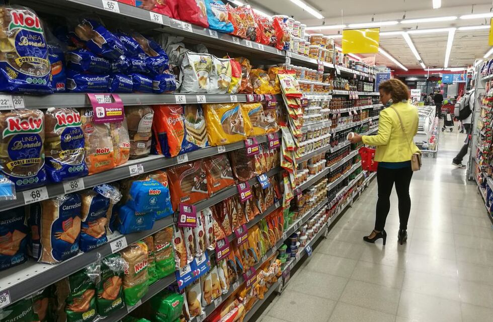 Insólito video: una mujer destrozó un mercado en San Lorenzo porque “la música estaba muy fuerte”