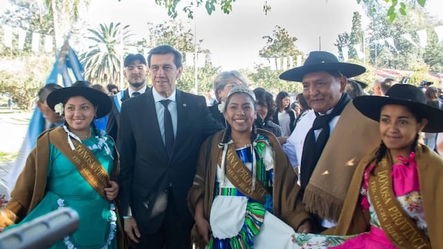 El gobernador Carlos Sadir junto a paisanas y gauchos que engalanaron los actos celebratorios del 431.er aniversario de la ciudad San Salvador de Jujuy.