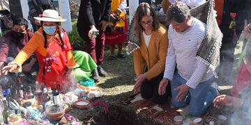 Al momento de depositar su ofrenda, el concejal Mario Lobo expresó su agradecimiento a la Pachamama por los dones brindados a la ciudad y pidió prosperidad para toda la comunidad jujeña.
