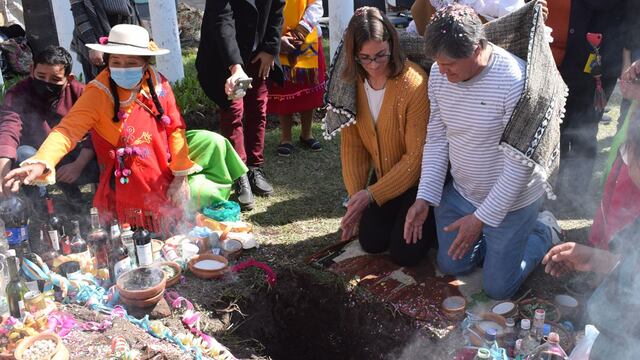 Al momento de depositar su ofrenda, el concejal Mario Lobo expresó su agradecimiento a la Pachamama por los dones brindados a la ciudad y pidió prosperidad para toda la comunidad jujeña.