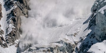 El desesperante momento en que una esquiadora y su perro son arrastrados por la nieve.