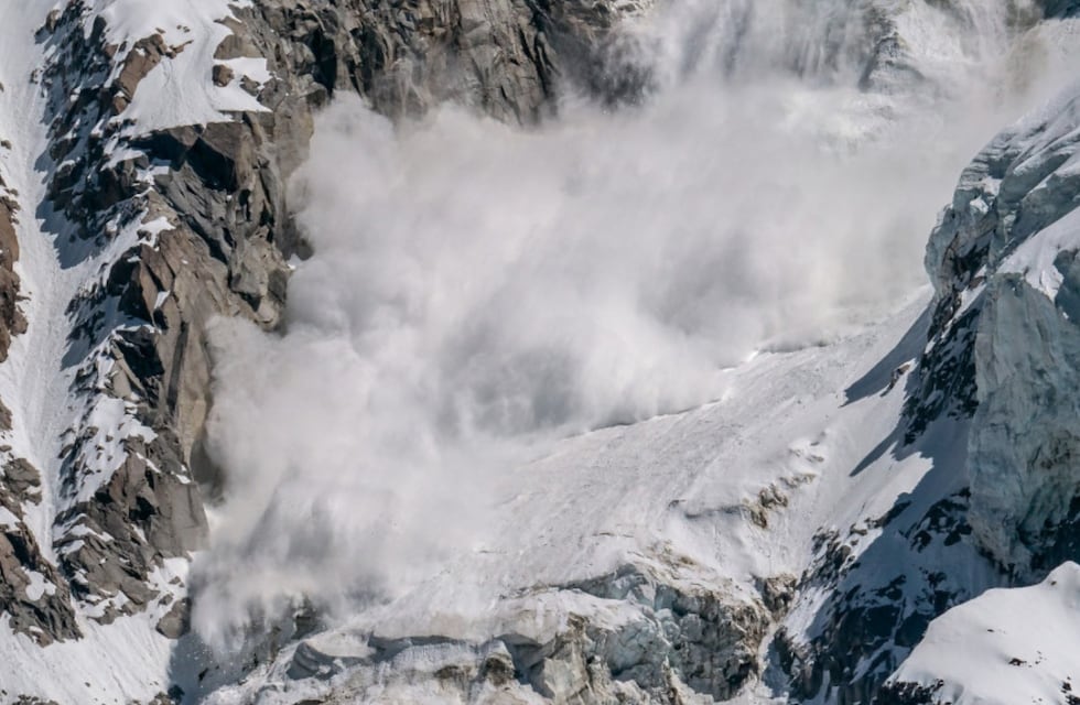 El desesperante momento en que una esquiadora y su perro son arrastrados por la nieve