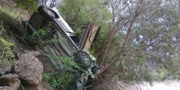 Así quedó sobre la ladera la camioneta que volcó en el camino a Cafayate