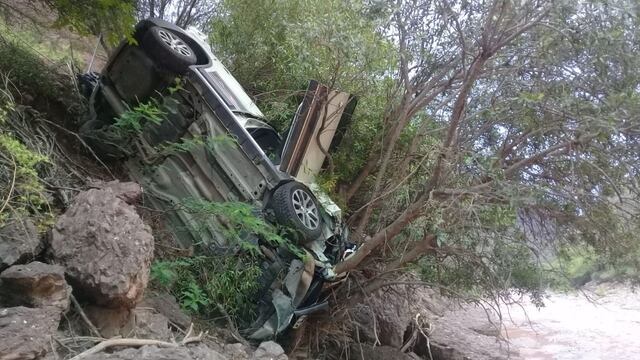 Así quedó sobre la ladera la camioneta que volcó en el camino a Cafayate