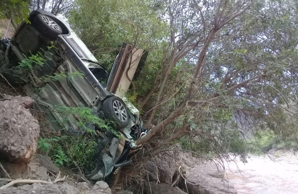 Turistas de Buenos Aires volcaron con su camioneta en el camino a Cafayate