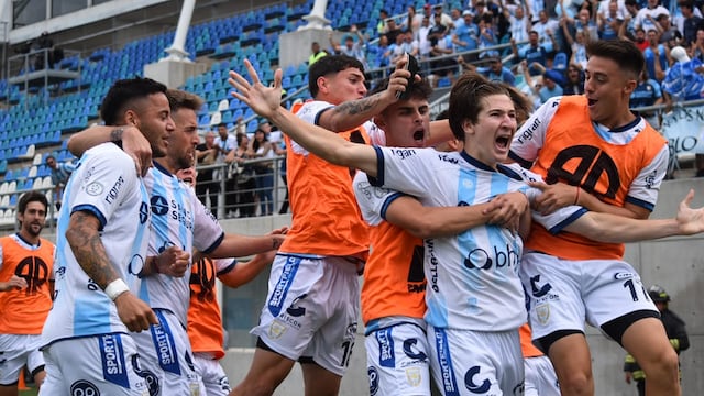 Todos abrazan a Tomatis, el autor del primer gol de Atlético de Rafaela