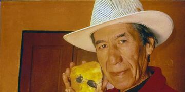 Antonio Zuleta con el susodicho cráneo alienígena.