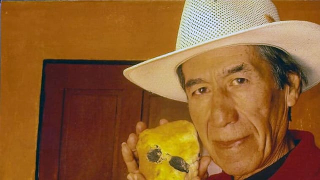 Antonio Zuleta con el susodicho cráneo alienígena.