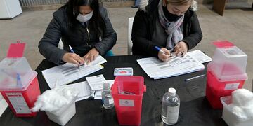 Vacunación contra el coronavirus. (Foto: Orlando Pelichotti)