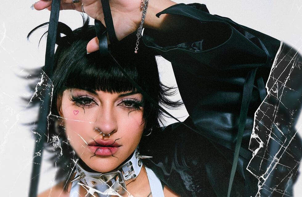 Cazzu y un look para el infarto al estilo gótico: corset, cadenas y mini falda de cuero