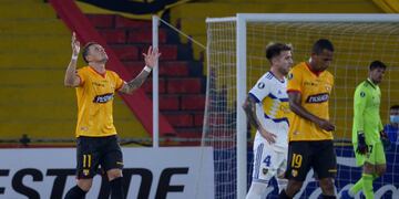 Garcés celebra su gol ante el lamento de Buffarini y Rossi. / AP