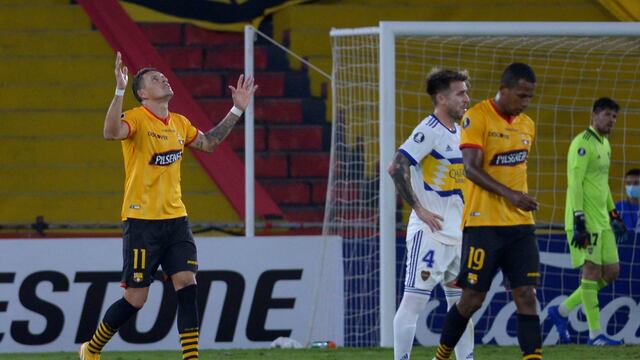 Garcés celebra su gol ante el lamento de Buffarini y Rossi. / AP