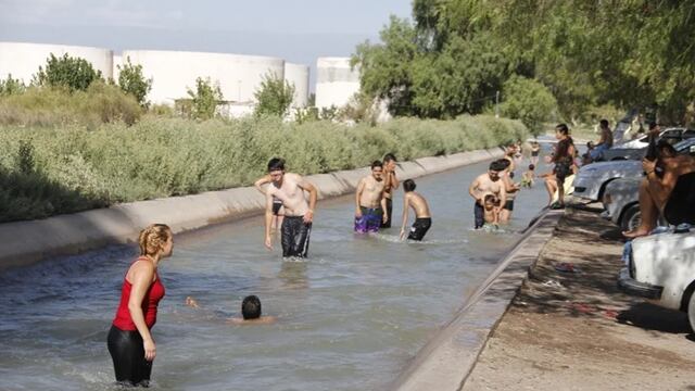Bañarse en canales de riesgo es una actividad extendida en San Juan pese a estar prohibida / Archivo: Tiempo de San Juan