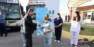 Acto de entrega de tarjetas SUBE al personal de la salud.