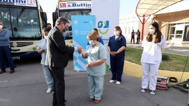 Acto de entrega de tarjetas SUBE al personal de la salud.