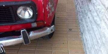 Así quedó el Renault 4L 78, tras el choque al frente de su casa.