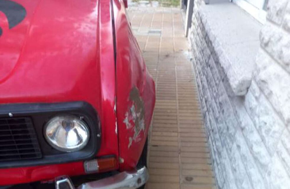 Increíble: le regalaron un auto por su cumpleaños, y lo chocó a los 10 segundos frente a su casa