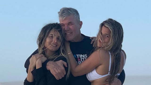 Fernando Burlando con sus hijas.