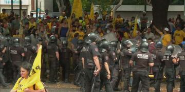 Incidentes en la 9 de Julio entre la Policía y manifestantes.