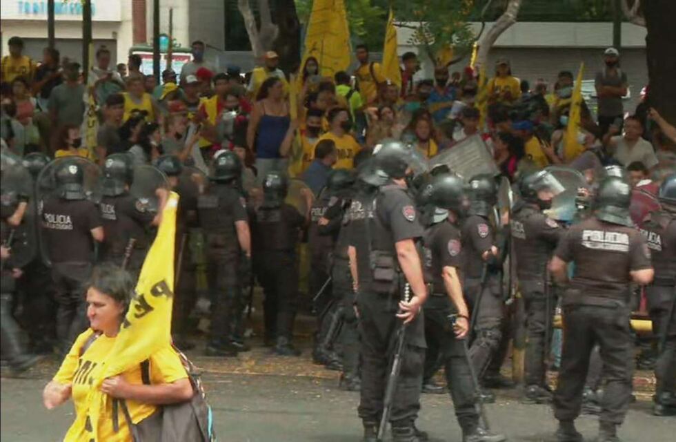 Incidentes en la 9 de Julio entre la Policía y manifestantes: se descompensó Raúl Castells