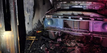 El fuego provocó daños totales en una cochera y lesiones en dos integrantes de la vivienda.