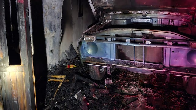 El fuego provocó daños totales en una cochera y lesiones en dos integrantes de la vivienda.