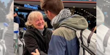 Graciela y su hijo Andrés en Ezeiza. Horas después ambos fallecieron.