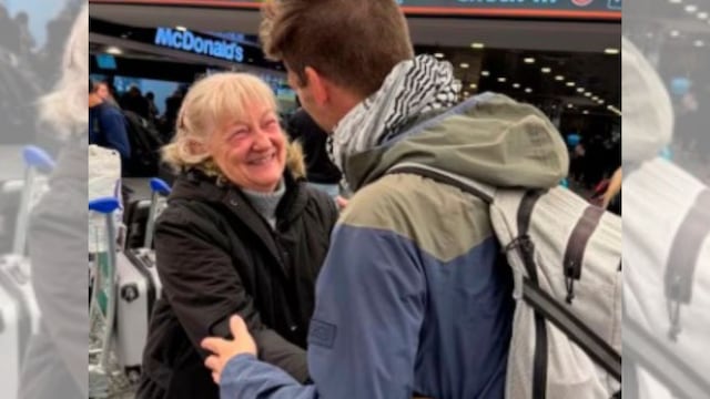 Graciela y su hijo Andrés en Ezeiza. Horas después ambos fallecieron.