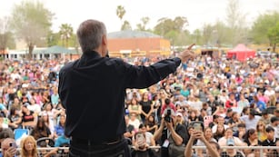 Multitud. Schiaretti habló como candidato a presidente en el multitudinario festejo por el Día del Trabajador de Comercio. "Apoyen a un dirigentes del interior y defensor del federalismo", dijo el gobernador.