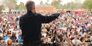 Multitud. Schiaretti habló como candidato a presidente en el multitudinario festejo por el Día del Trabajador de Comercio. "Apoyen a un dirigentes del interior y defensor del federalismo", dijo el gobernador.